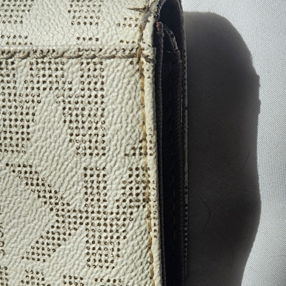 Michael Kors Ivory Signature Logo Bifold Wallet Credit Card Bills Slots - Picture 8 of 9